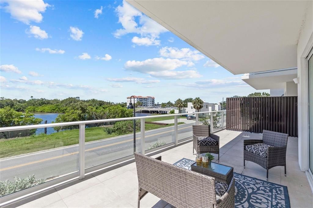For Sale: $1,375,000 (2 beds, 2 baths, 1420 Square Feet)