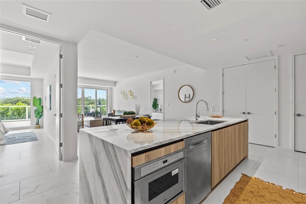 For Sale: $1,375,000 (2 beds, 2 baths, 1420 Square Feet)