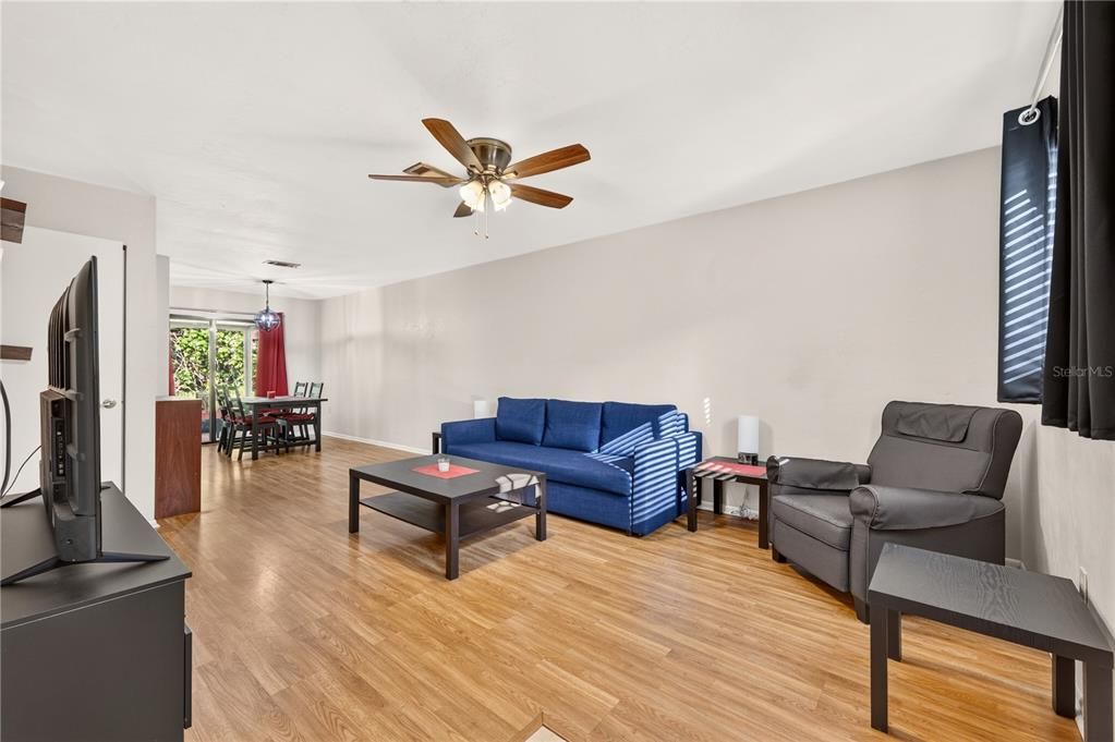 For Sale: $165,000 (2 beds, 1 baths, 938 Square Feet)