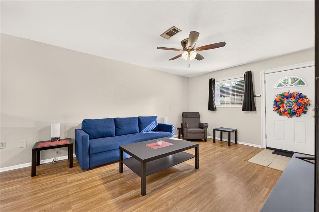For Sale: $165,000 (2 beds, 1 baths, 938 Square Feet)
