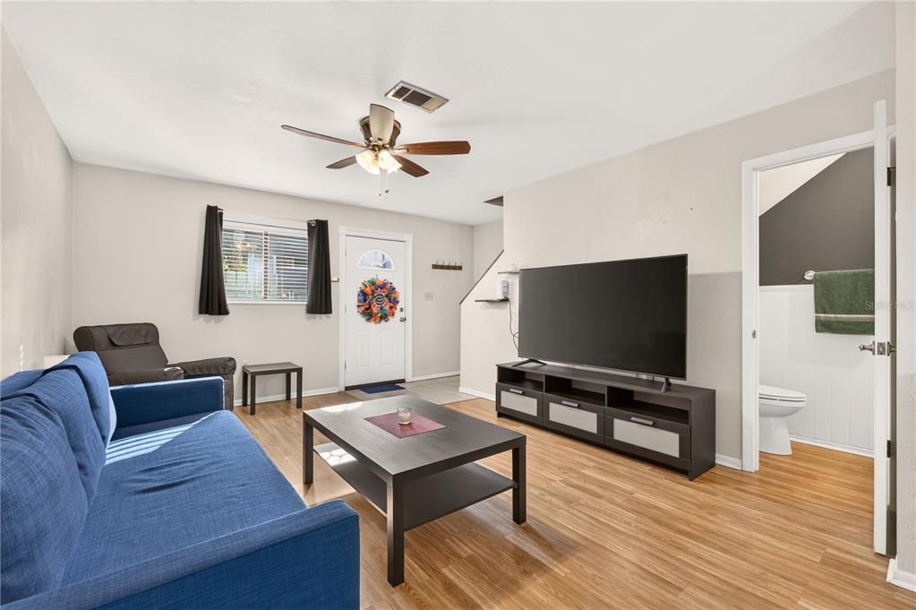 For Sale: $165,000 (2 beds, 1 baths, 938 Square Feet)