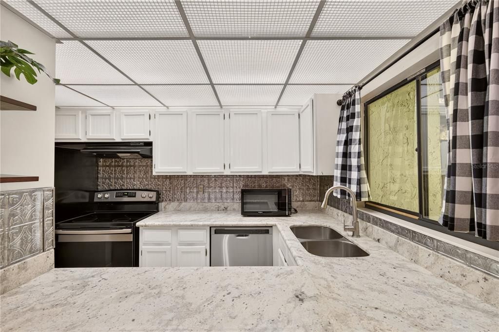 For Sale: $165,000 (2 beds, 1 baths, 938 Square Feet)