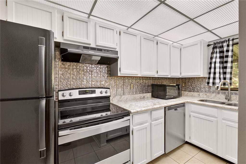 For Sale: $165,000 (2 beds, 1 baths, 938 Square Feet)