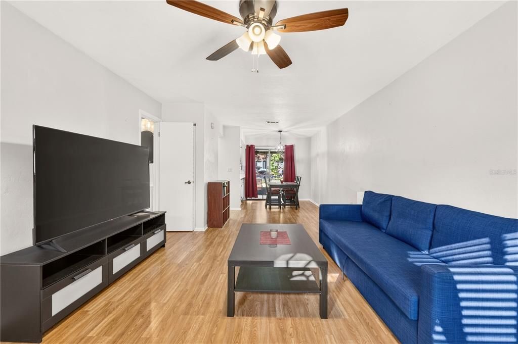 For Sale: $165,000 (2 beds, 1 baths, 938 Square Feet)