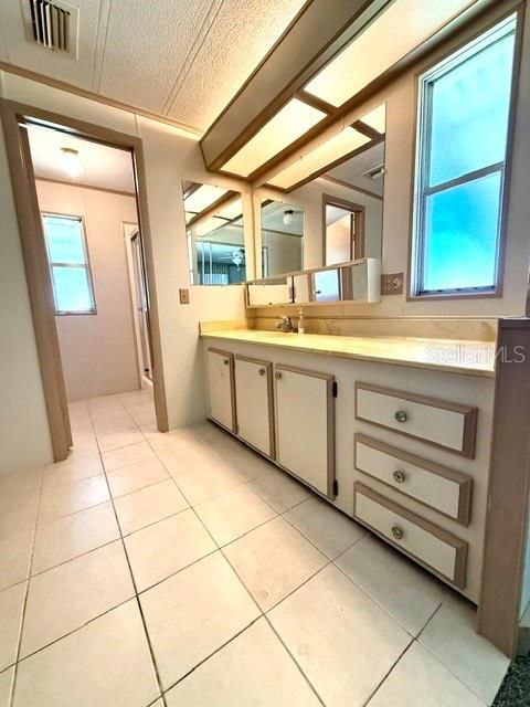 For Sale: $129,900 (2 beds, 2 baths, 1302 Square Feet)