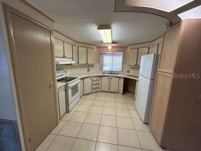 For Sale: $129,900 (2 beds, 2 baths, 1302 Square Feet)