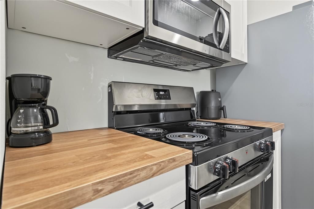For Sale: $158,900 (1 beds, 1 baths, 661 Square Feet)