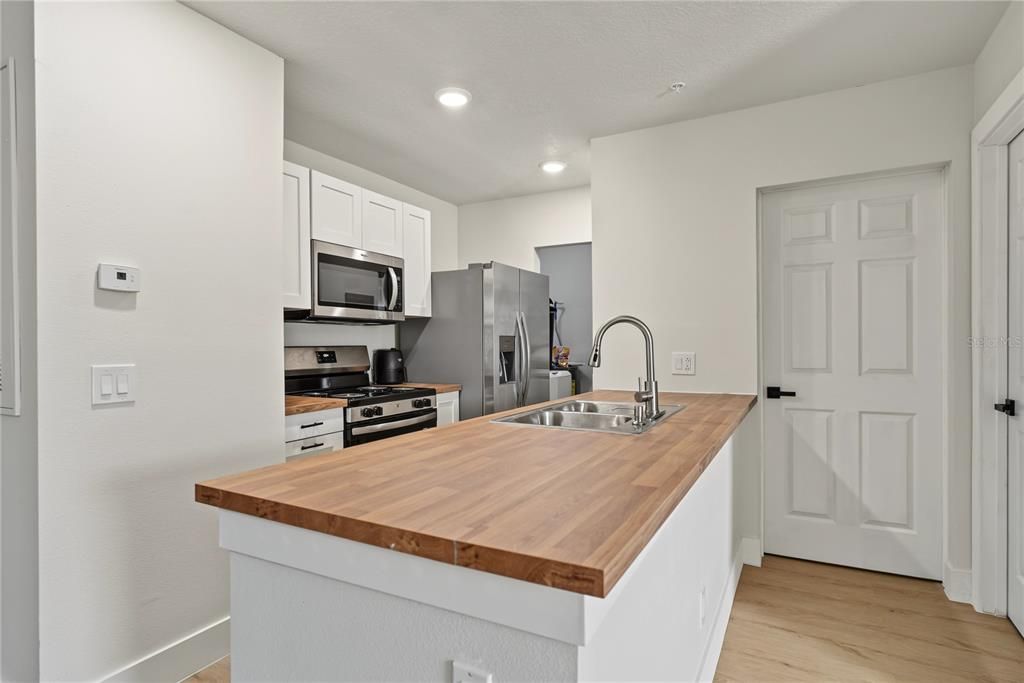 For Sale: $158,900 (1 beds, 1 baths, 661 Square Feet)
