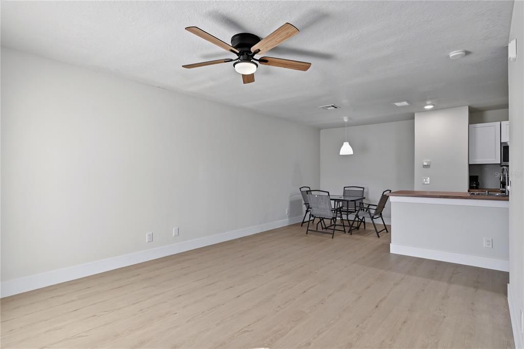 For Sale: $158,900 (1 beds, 1 baths, 661 Square Feet)