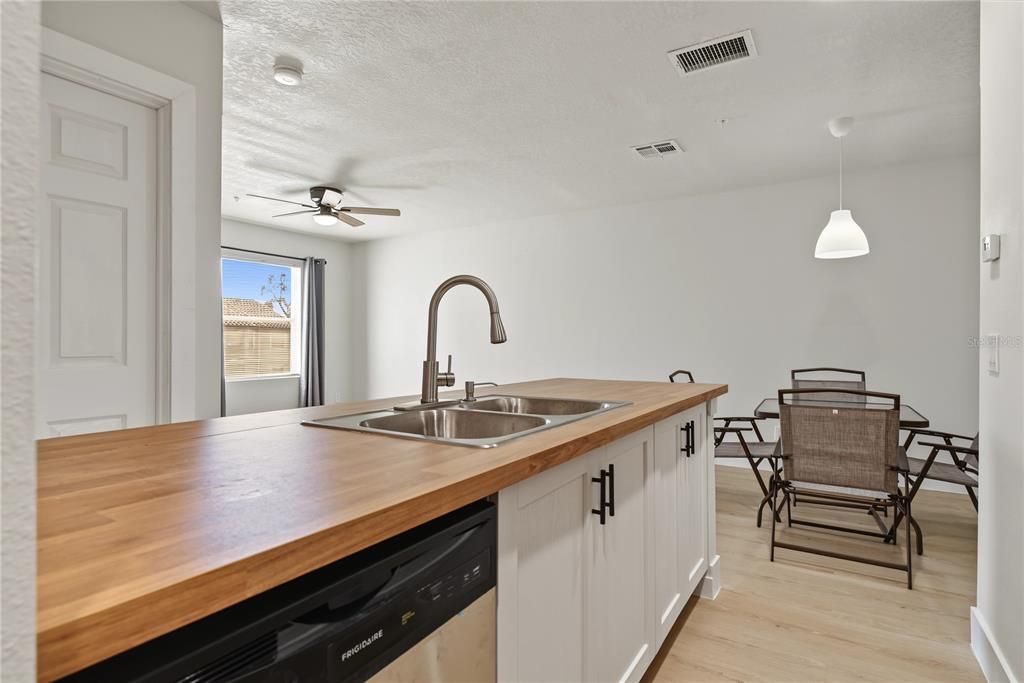 For Sale: $158,900 (1 beds, 1 baths, 661 Square Feet)
