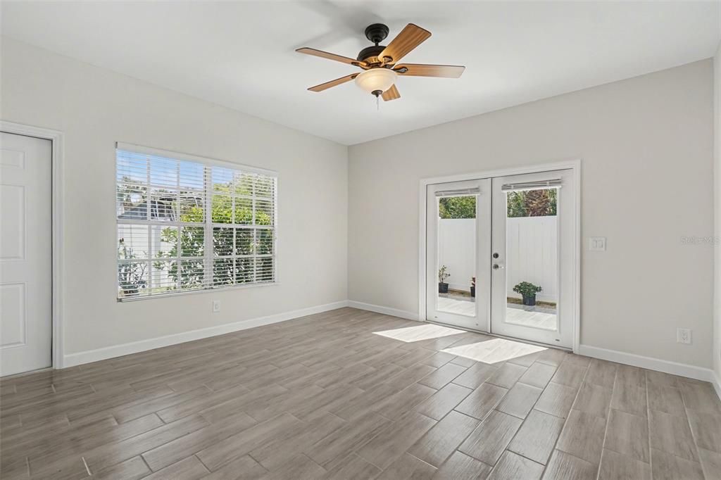For Sale: $149,900 (2 beds, 2 baths, 814 Square Feet)
