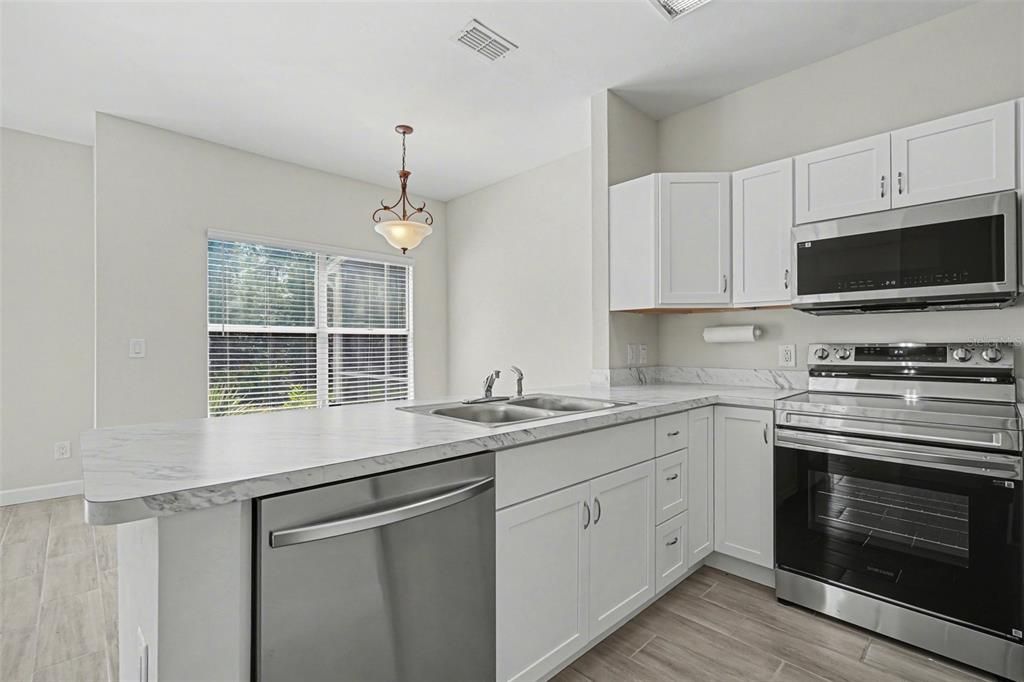 For Sale: $149,900 (2 beds, 2 baths, 814 Square Feet)