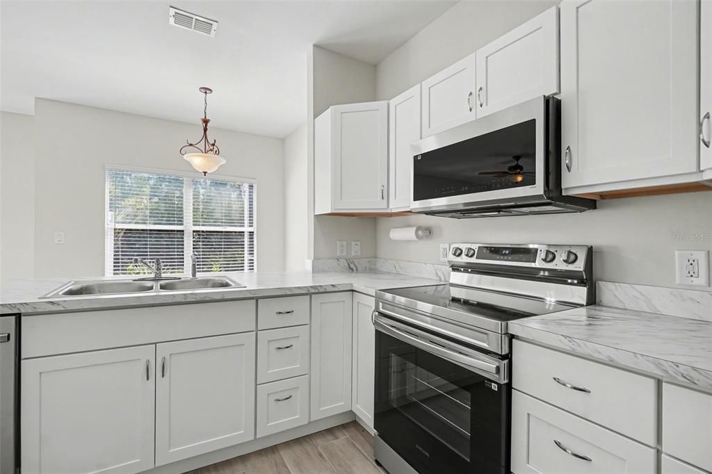For Sale: $149,900 (2 beds, 2 baths, 814 Square Feet)