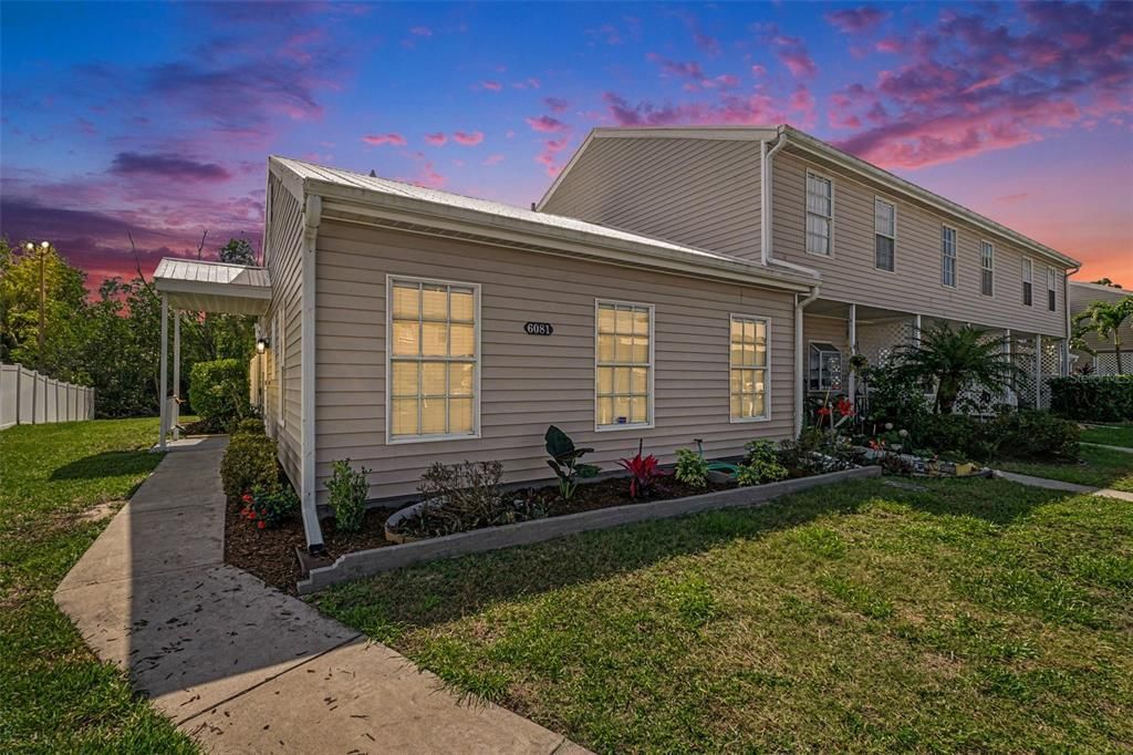 For Sale: $149,900 (2 beds, 2 baths, 814 Square Feet)