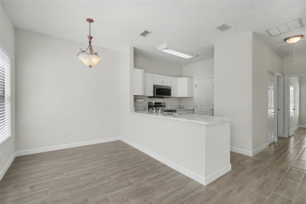For Sale: $149,900 (2 beds, 2 baths, 814 Square Feet)