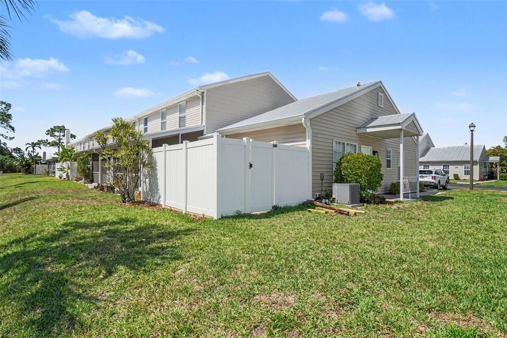 For Sale: $149,900 (2 beds, 2 baths, 814 Square Feet)