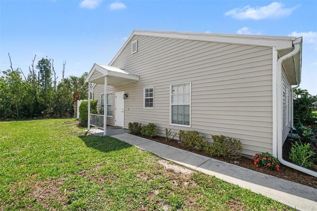 For Sale: $149,900 (2 beds, 2 baths, 814 Square Feet)