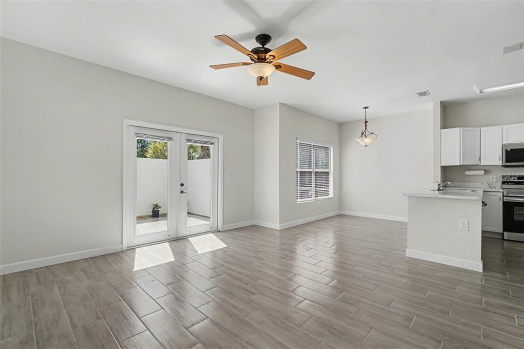 For Sale: $149,900 (2 beds, 2 baths, 814 Square Feet)