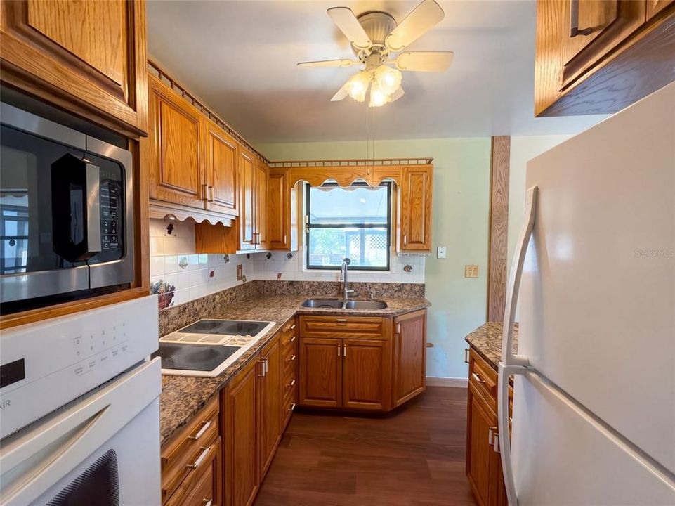For Sale: $219,000 (2 beds, 1 baths, 948 Square Feet)