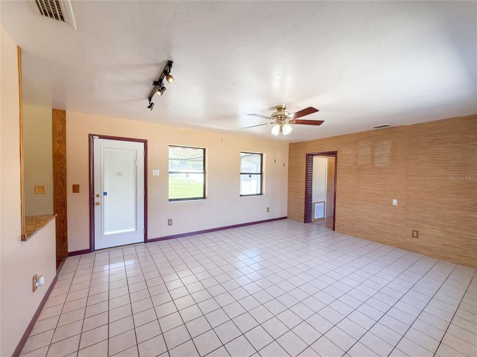 For Sale: $219,000 (2 beds, 1 baths, 948 Square Feet)
