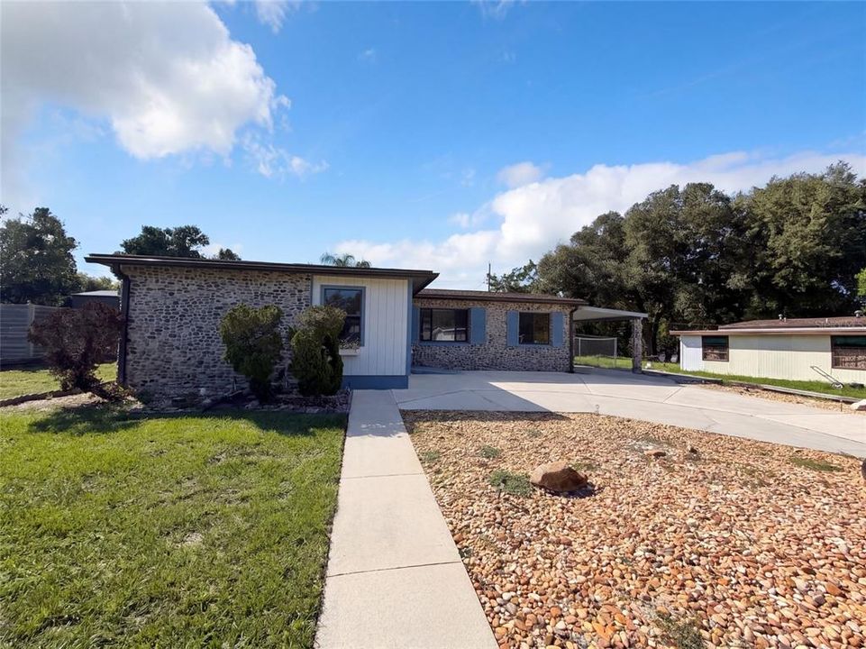 For Sale: $219,000 (2 beds, 1 baths, 948 Square Feet)