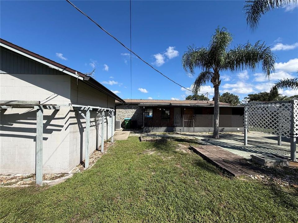 For Sale: $219,000 (2 beds, 1 baths, 948 Square Feet)