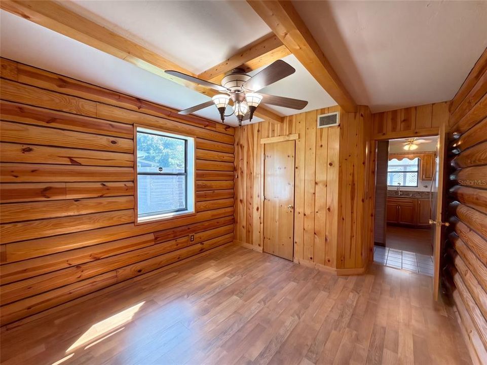 For Sale: $219,000 (2 beds, 1 baths, 948 Square Feet)
