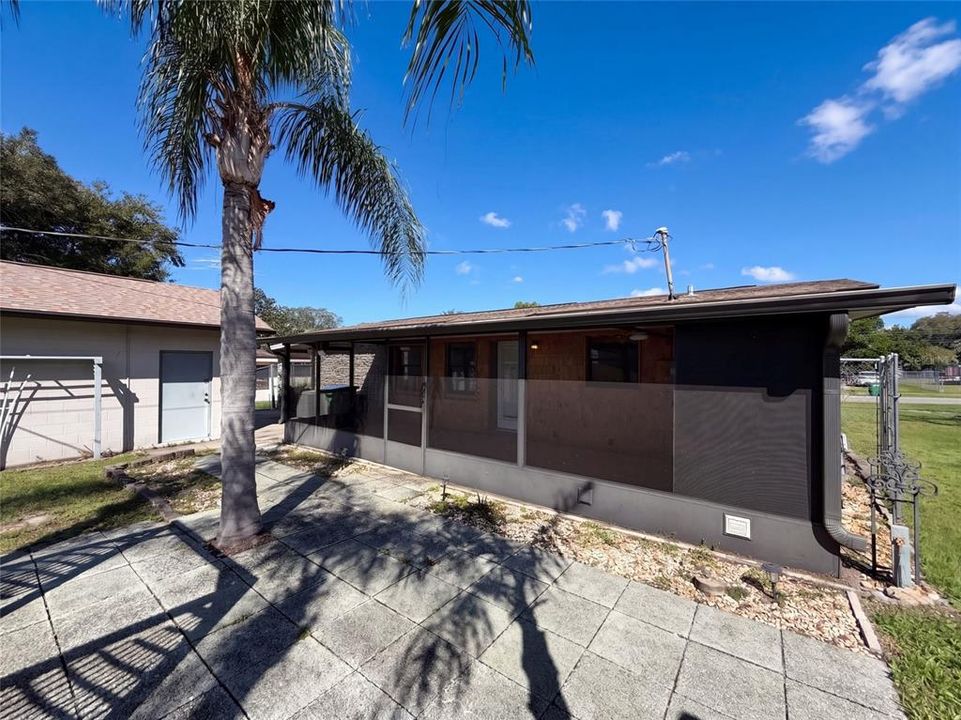 For Sale: $219,000 (2 beds, 1 baths, 948 Square Feet)