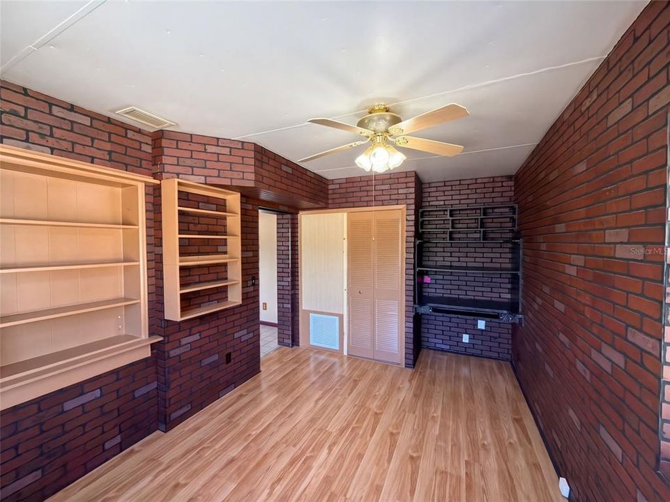 For Sale: $219,000 (2 beds, 1 baths, 948 Square Feet)