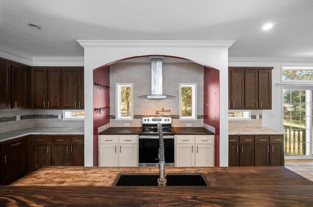 For Sale: $289,900 (3 beds, 2 baths, 1953 Square Feet)