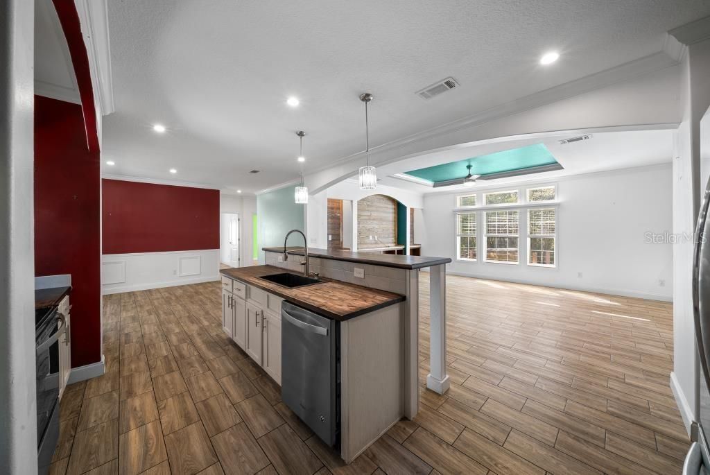 For Sale: $289,900 (3 beds, 2 baths, 1953 Square Feet)