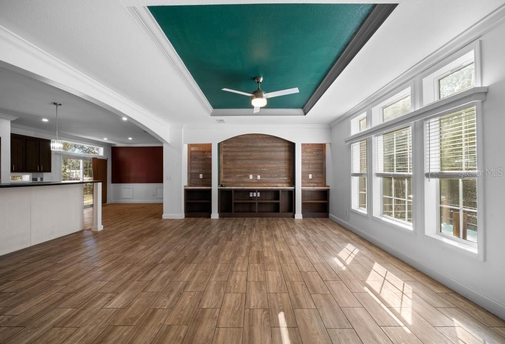 For Sale: $289,900 (3 beds, 2 baths, 1953 Square Feet)