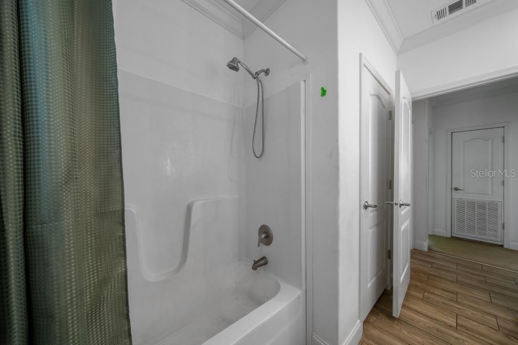 For Sale: $289,900 (3 beds, 2 baths, 1953 Square Feet)