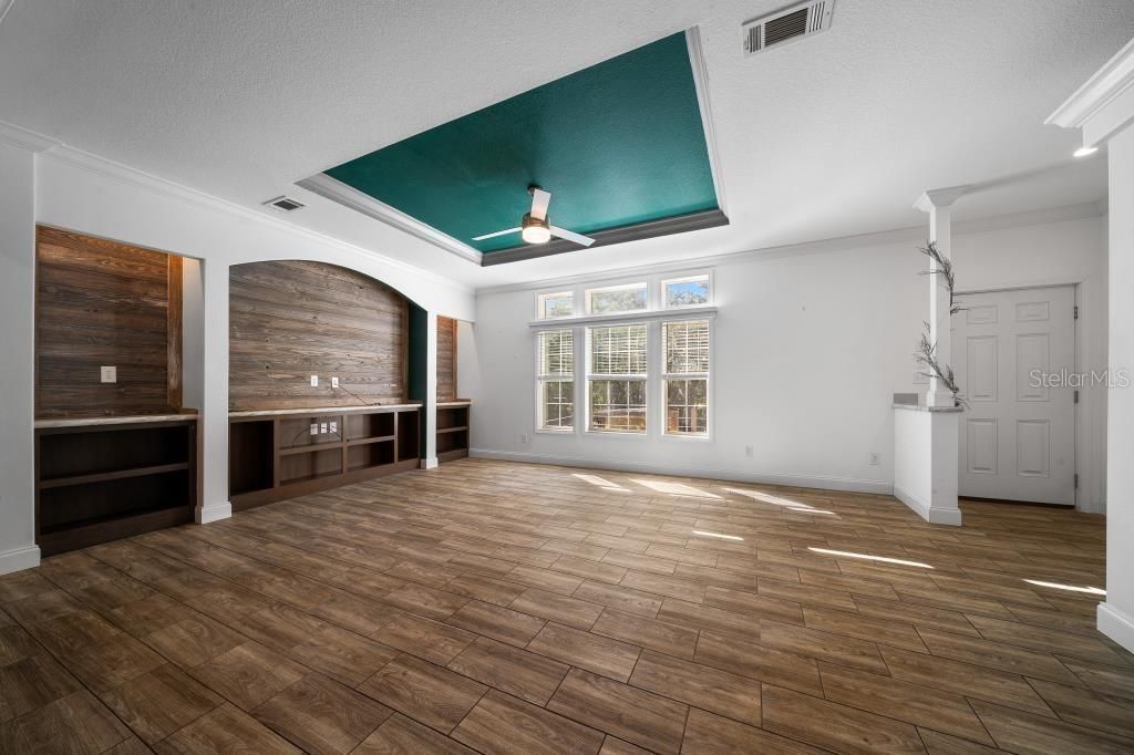 For Sale: $289,900 (3 beds, 2 baths, 1953 Square Feet)