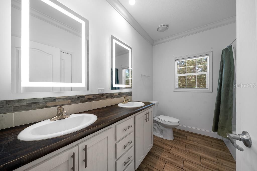 For Sale: $289,900 (3 beds, 2 baths, 1953 Square Feet)