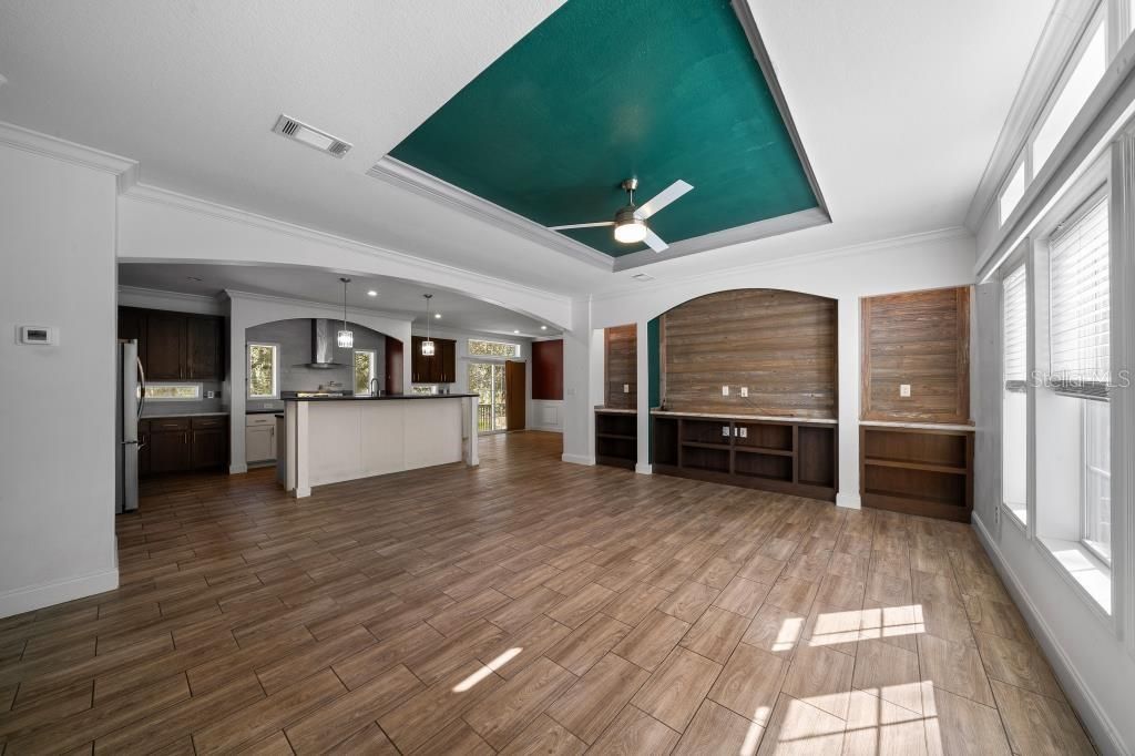 For Sale: $289,900 (3 beds, 2 baths, 1953 Square Feet)