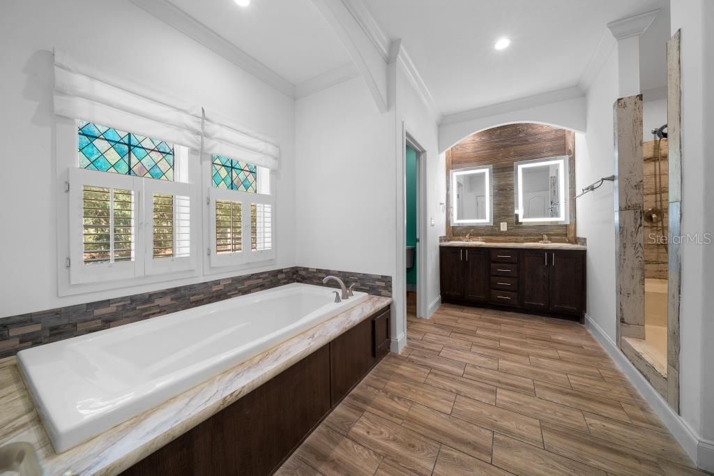 For Sale: $289,900 (3 beds, 2 baths, 1953 Square Feet)