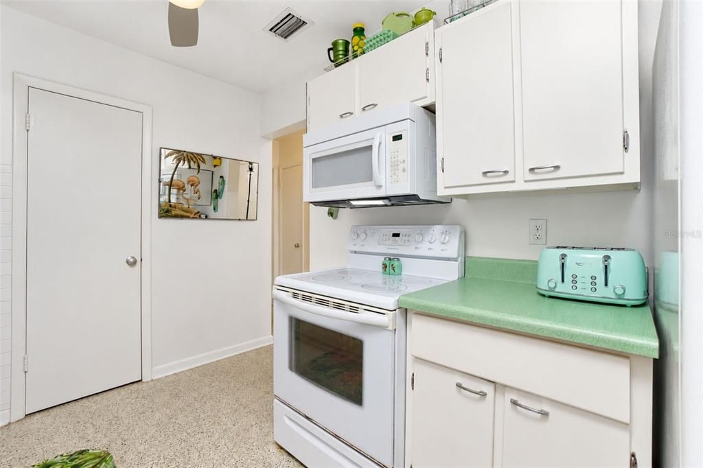 На продажу: $194,900 (2 спален, 1 ванн, 897 Квадратных фут)