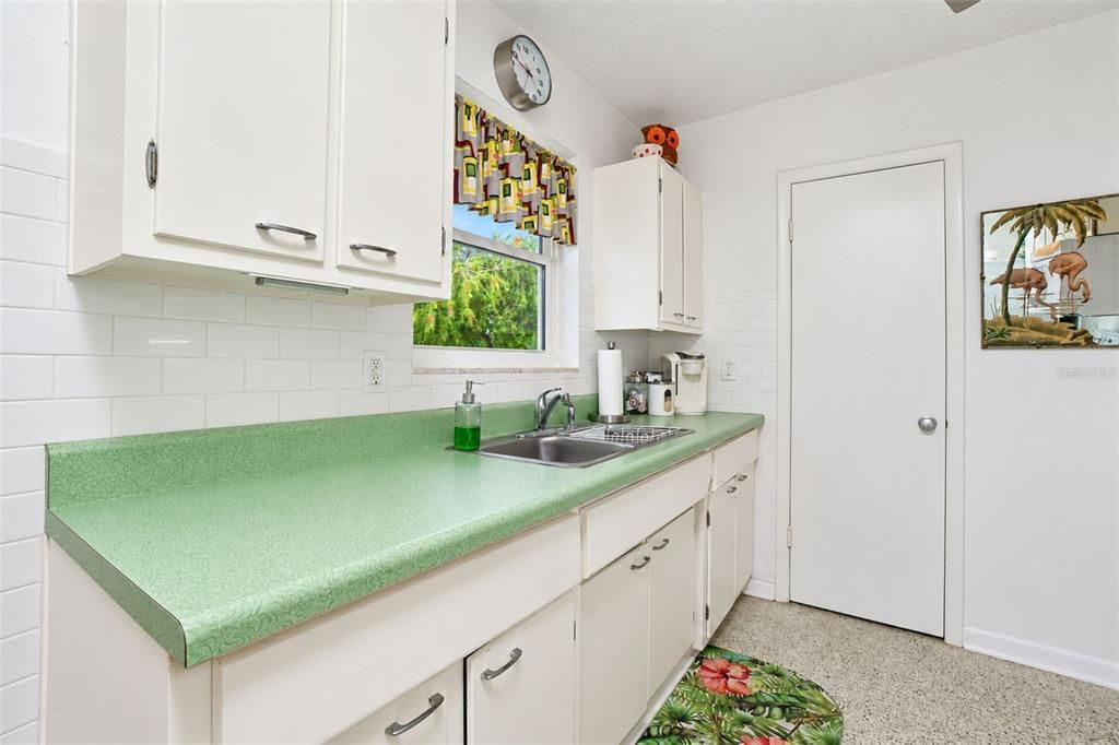 На продажу: $194,900 (2 спален, 1 ванн, 897 Квадратных фут)