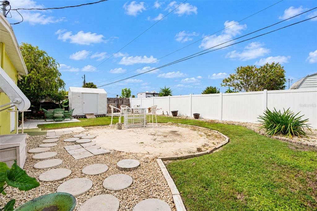 На продажу: $194,900 (2 спален, 1 ванн, 897 Квадратных фут)