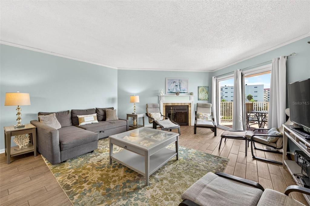 For Sale: $700,000 (2 beds, 2 baths, 1400 Square Feet)