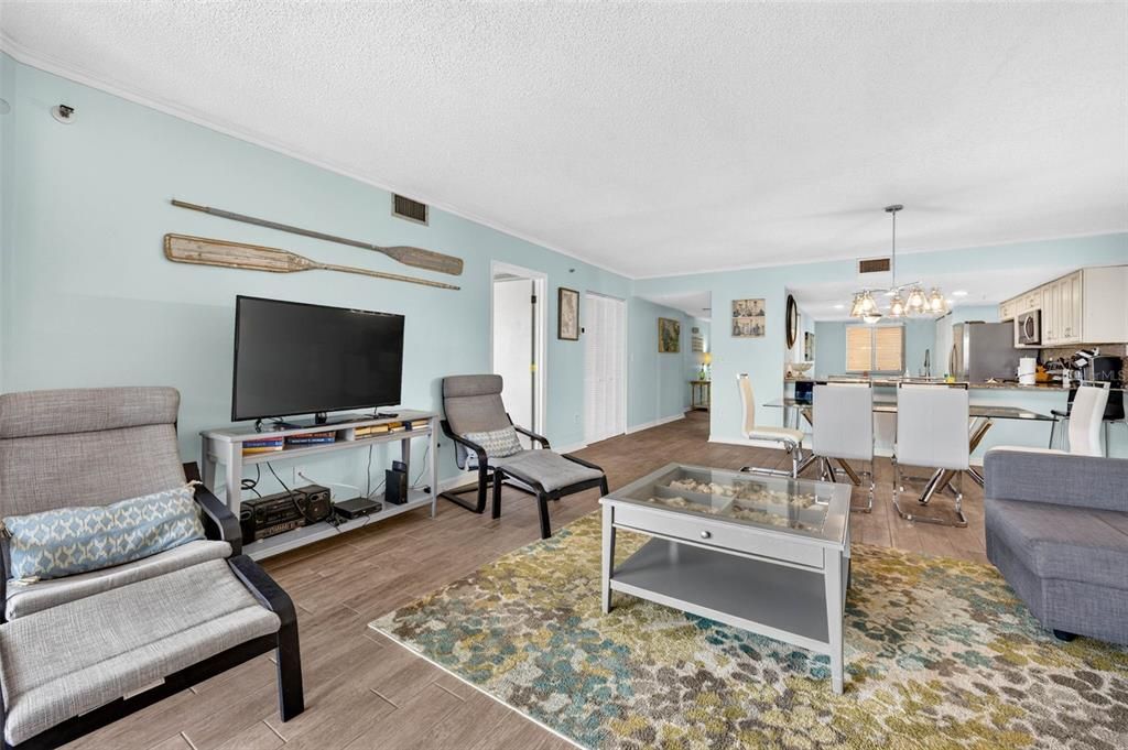 For Sale: $700,000 (2 beds, 2 baths, 1400 Square Feet)
