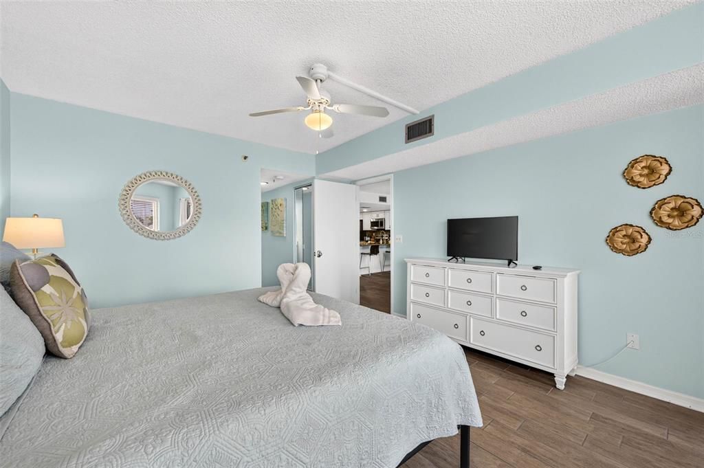 For Sale: $700,000 (2 beds, 2 baths, 1400 Square Feet)