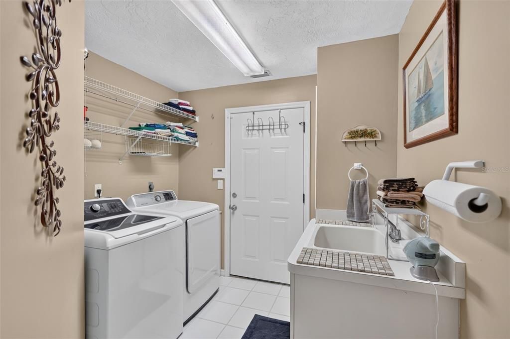 En Venta: $979,500 (3 camas, 2 baños, 3210 Pies cuadrados)