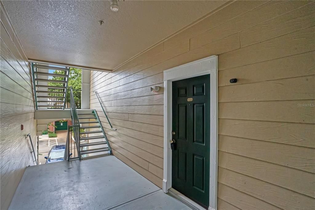 For Rent: $1,400 (1 beds, 1 baths, 915 Square Feet)