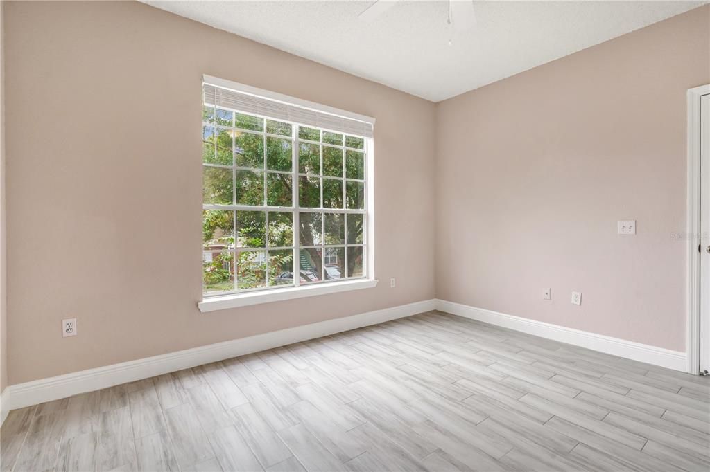 For Rent: $1,400 (1 beds, 1 baths, 915 Square Feet)