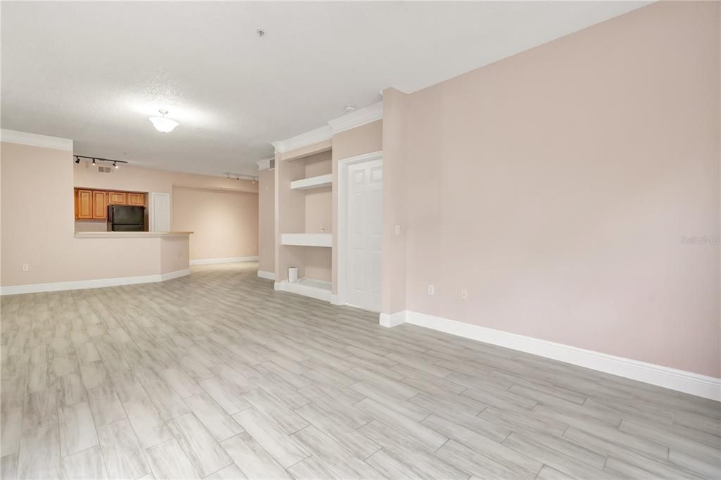 For Rent: $1,400 (1 beds, 1 baths, 915 Square Feet)