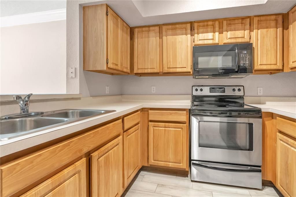 For Rent: $1,400 (1 beds, 1 baths, 915 Square Feet)
