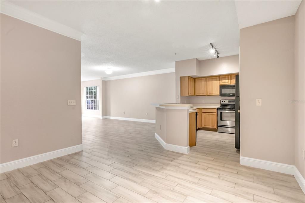 For Rent: $1,400 (1 beds, 1 baths, 915 Square Feet)