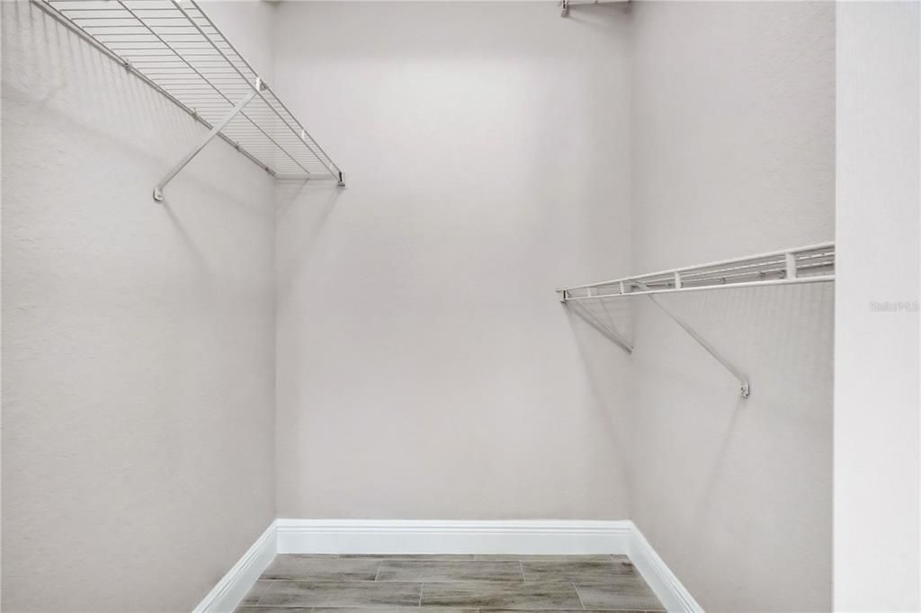 For Rent: $1,400 (1 beds, 1 baths, 915 Square Feet)